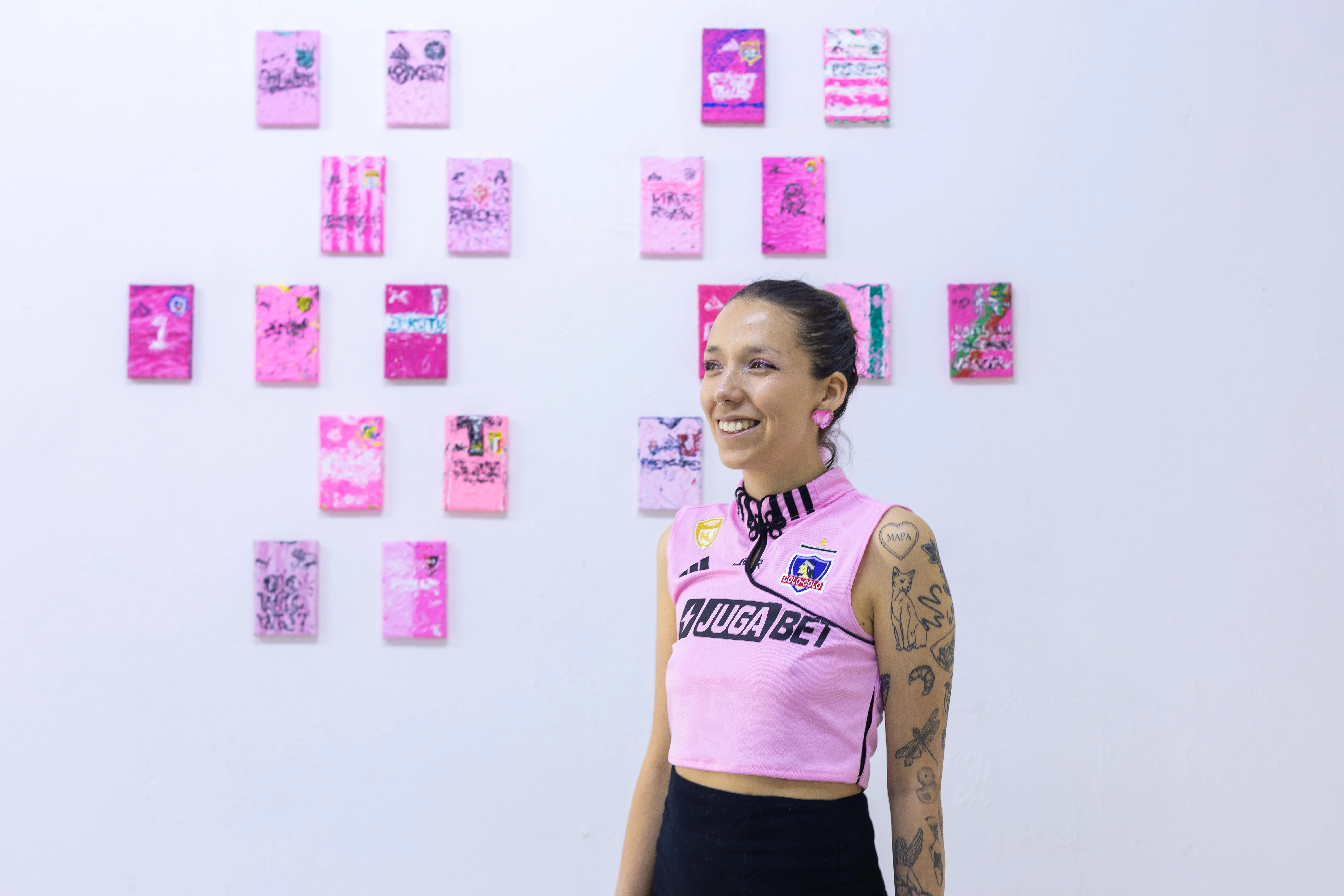 Modelo con qipao de Colo-Colo rosado en galería de arte