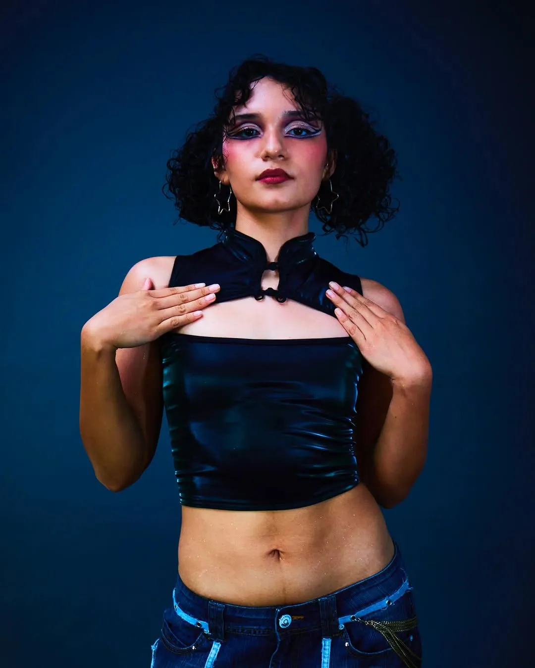 Modelo con prenda La Japonesssa en contexto urbano