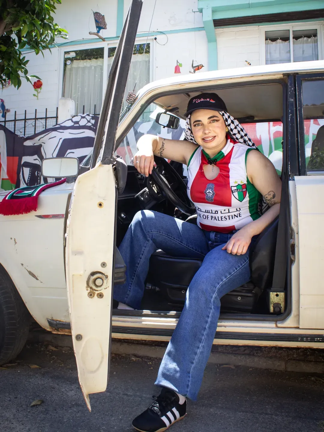 Modelo con qipao Palestino La Japonesssa en barrio urbano