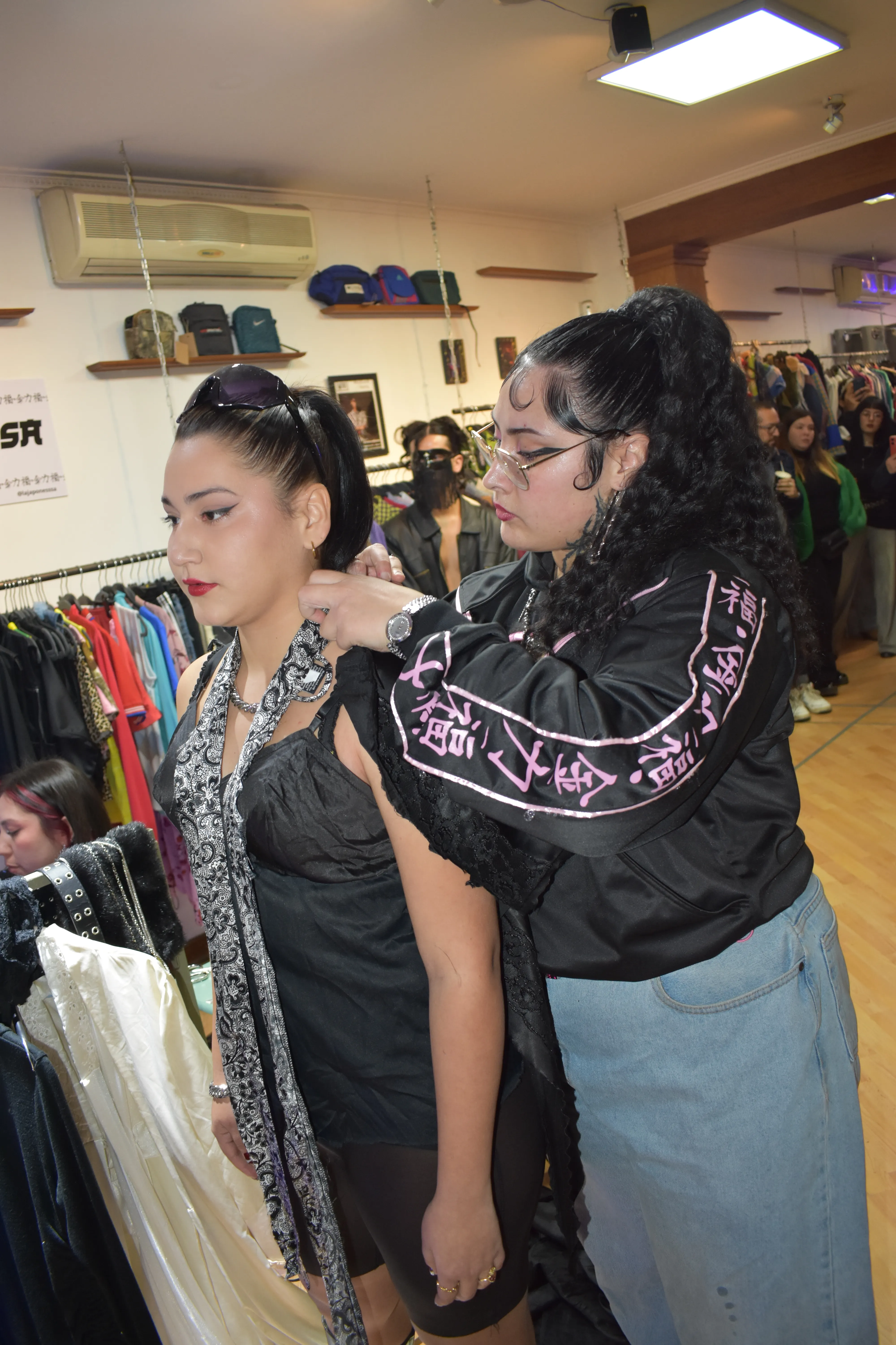 Marjorie Riveros confeccionando un qipao en su taller en Puente Alto