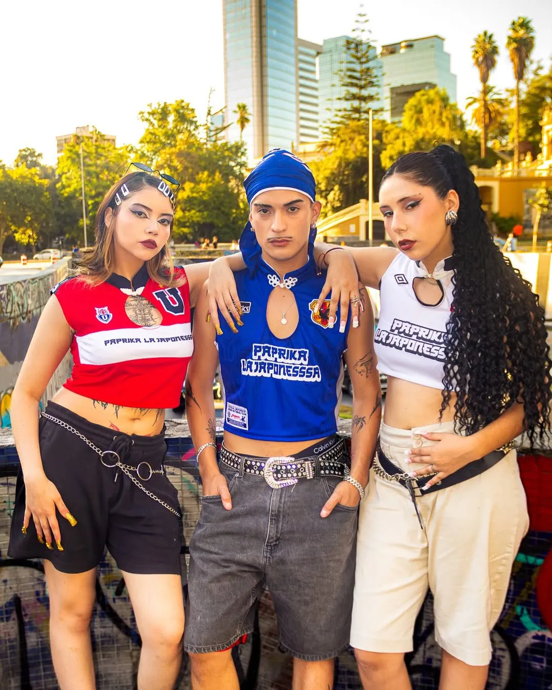 Tres modelos con qipaos de fútbol La Japonesssa en contexto urbano